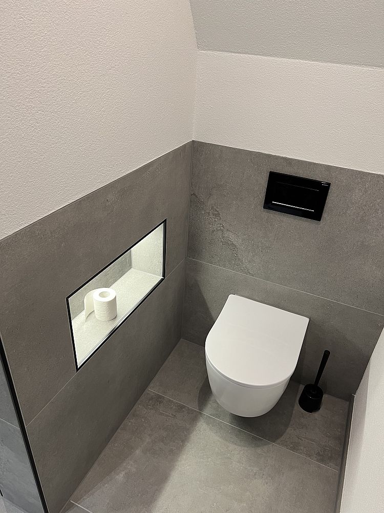 Wandhängendes WC mit beleuchteter Wandnische