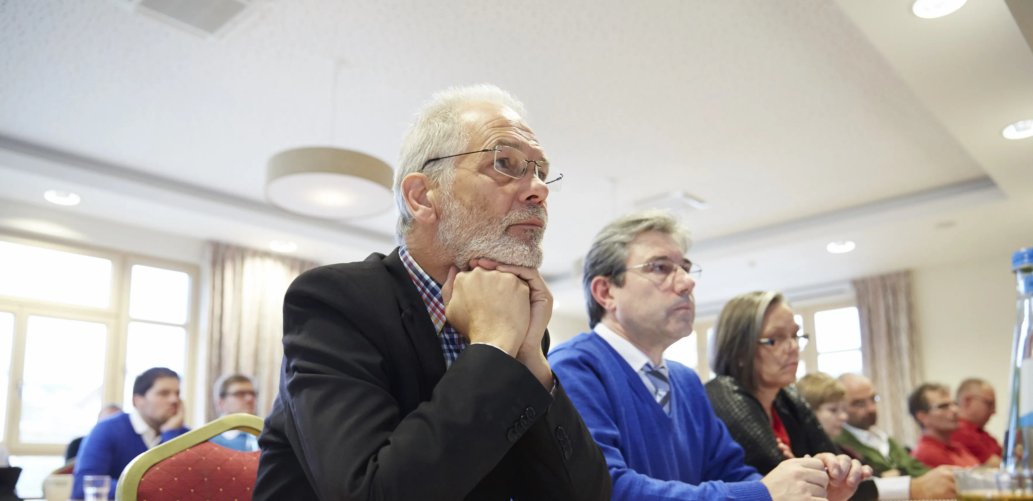 Zwei Männliche Teilnehmer eines Workshops von bad & heizung zum Thema Strategie.