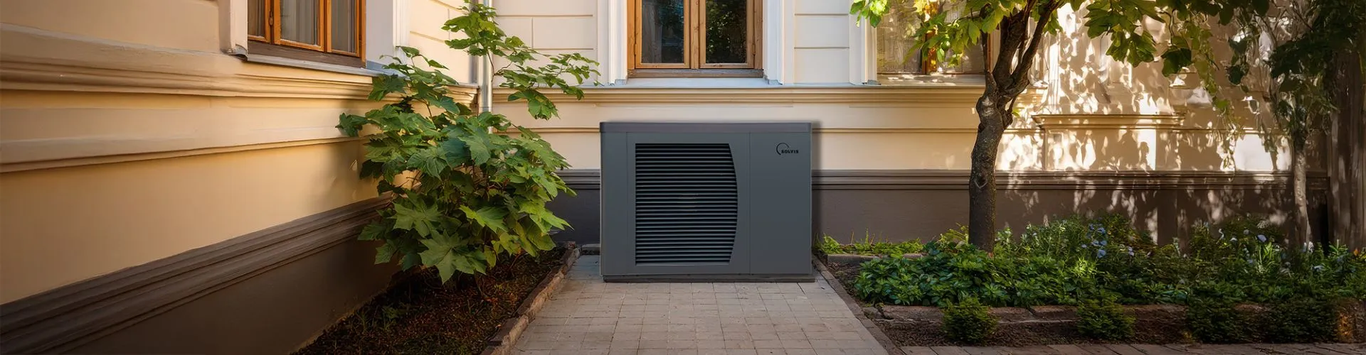 Wärmepumpe SolvisPia von Solvis vor einem Altbau. 