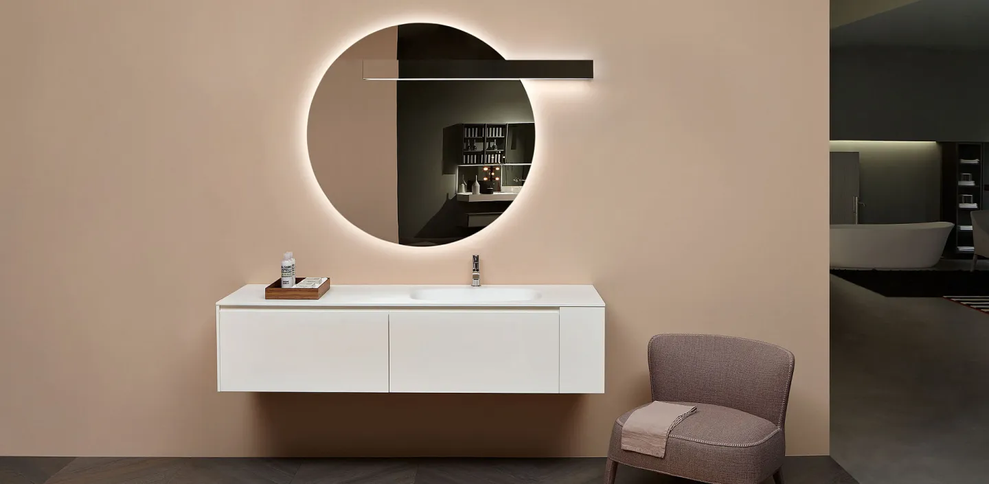 Ein luxuriöser Antonio Lupi Waschtisch in schwebender Optik, kombiniert mit einem großen, runden LED-Spiegel.