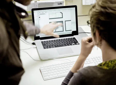 Büroarbeiter SHK bei Analyse am Laptop.