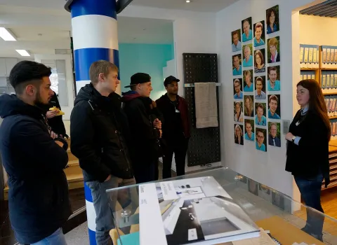 Azubis bei einem Betriebsbesuch.