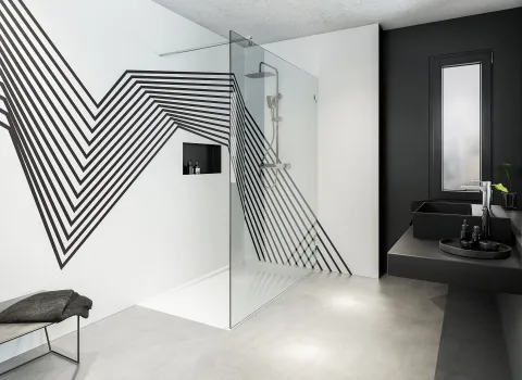 Schwarz-weißes Badezimmer mit bedruckter Wandverkleidung RenoDeco von HSK.