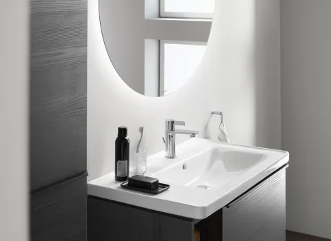 Beispielbild der Komplettbadserie D-Neo von Duravit mit Leuchtspiegel.