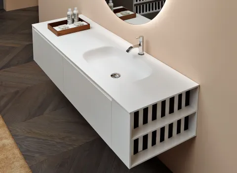 Ein moderner, schwebender Waschtisch von Antonio Lupi mit integrierter Waschbeckenfläche in mattem Weiß.