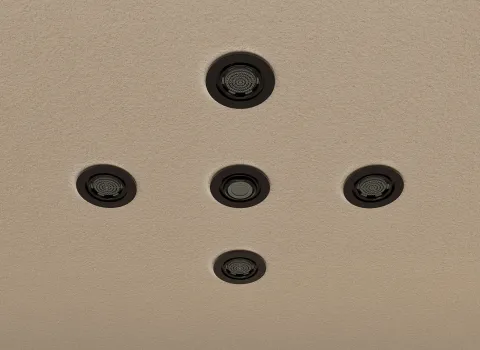 Fünf in die Decke eingelassene Duschdüsen der Serie Frattini Waterdot sind symmetrisch in Form eines Kreuzes angeordnet.