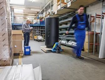 Lagerist bei der Arbeit in einem SHK Handwerksunternehmen 