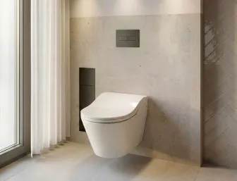 Wandhaengendes WC mit Unterputz-Spuelkasten und dunkelgrauer Spueltaste. Links ein bodentiefes Fenster mit Vorhang, das viel natuerliches Licht hereinlässt.