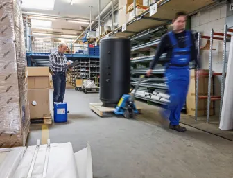 Lagerist bei der Arbeit in einem SHK Handwerksunternehmen.