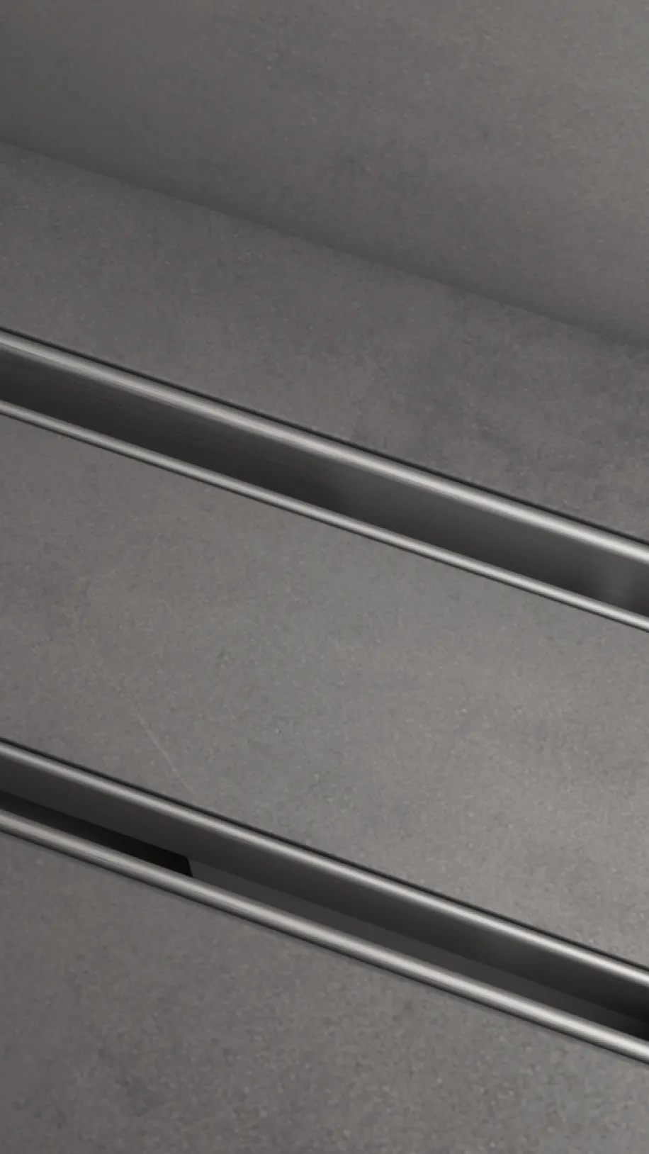 Die Ablaufrinne Drainline von TECE in schwarz.