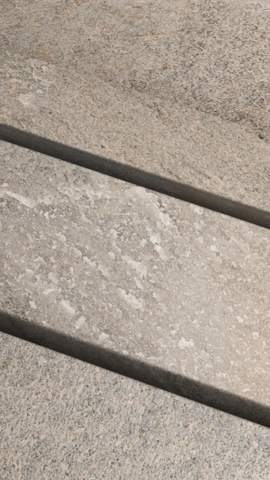 Die Ablaufrinne TECEdrainline evo in einer bodenebenen Dusche.