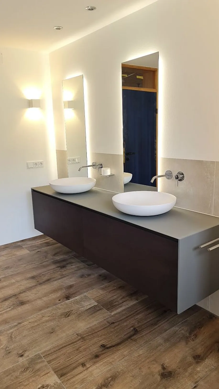 Seitliche Perspektive eines modernen Doppelwaschtischs mit schwebendem Design.