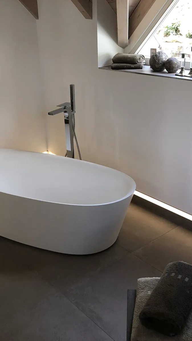 Freistehende Badewanne mit hochwertiger Standarmatur in Chrom.