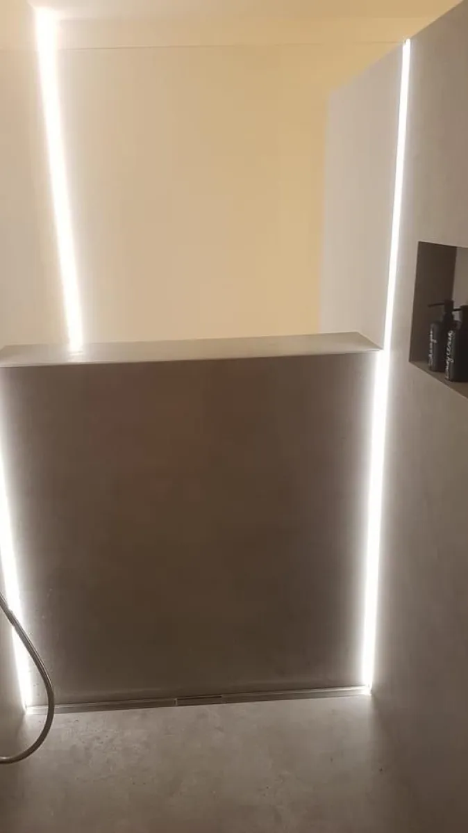 Walk-In-Dusche mit schmalen LED-Lichtstreifen.