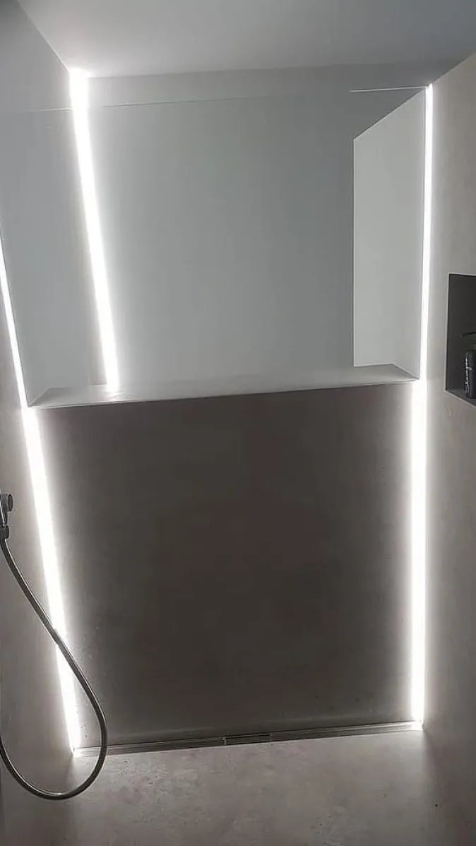Moderne Walk-In-Dusche mit silberner Beleuchtung durch vertikale LED-Streifen.