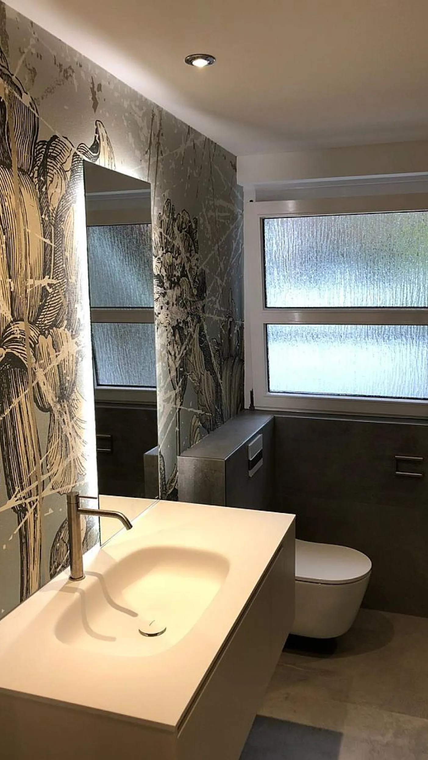 Gedimmtes Badezimmerambiente mit Blick auf das Fenster.