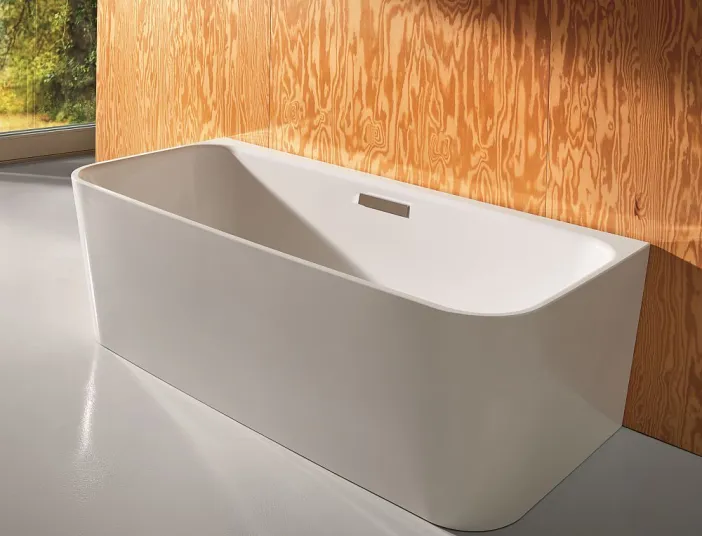 Badewanne I BetteArt vor Holzwand