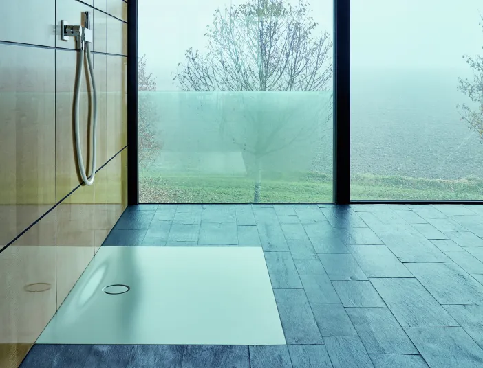 Duschfläche BetteFloor mit Blick auf ein Feld im Herbst