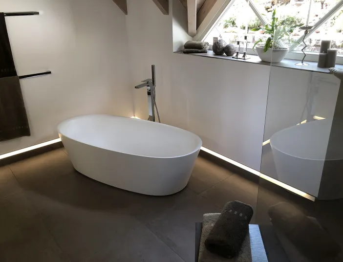 Freistehende Badewanne mit hochwertiger Standarmatur in Chrom.