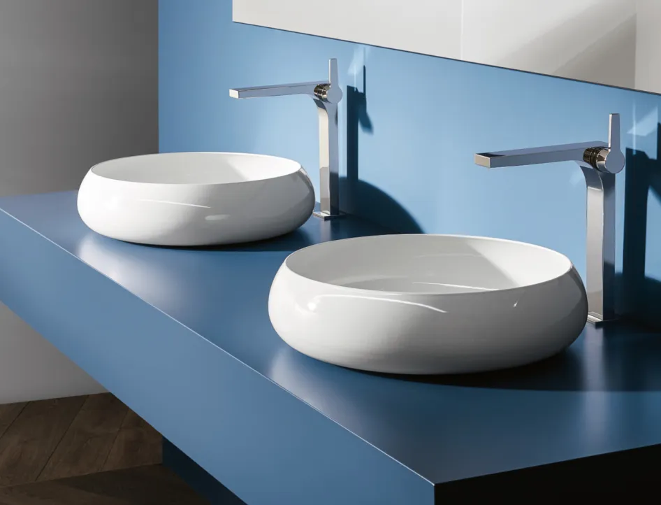 Zwei Waschbecken BetteCraft nebeneinander auf blauem Waschtisch